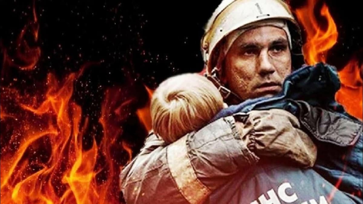 Мужчина средних лет молча сидит рядом с женщиной у окна, держит её руку, не пытаясь говорить — образ присутствия без слов