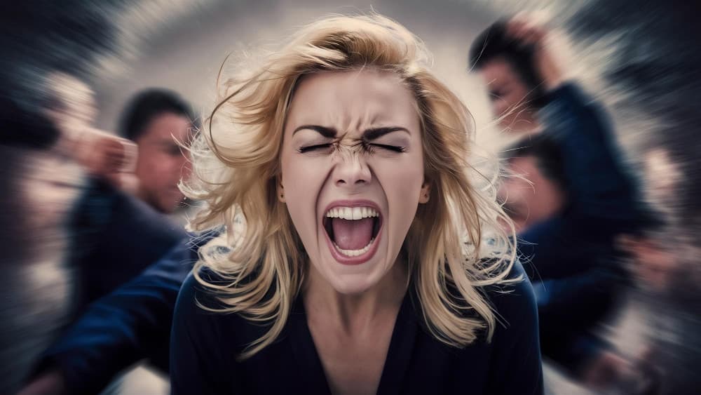 Женщина сидит на диване с руками у лица, рядом — её партнёр, положивший руку ей на плечо — метафора присутствия без давления